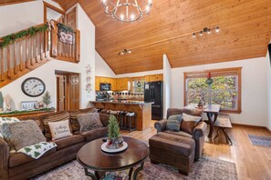 Huisje, Meerdere bedden, balkon, uitzicht op golfbaan (The Lodge on the Creek) | Interieur