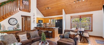 The Lodge on the Creek Branson West Cabin w/ Beautiful Views