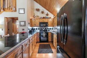 Huisje, meerdere bedden, balkon, uitzicht op golfbaan (The Lodge on the Creek) | Privékeuken | Een koffiezetapparaat/waterkoker