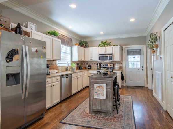 House, Multiple Beds, Kitchen | Private kitchen | Fridge, microwave, oven, stovetop