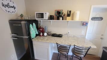 Refrigerador, microondas, cafetera y tetera y tostadora