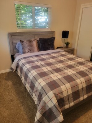 1 habitación, escritorio, tabla de planchar con plancha y cuna de viaje 