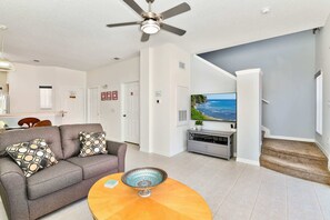 Townhome, Berbilang Katil, Patio, Garden View (Terra Verde Vacation Villa) | Ruang tamu | 40 inci televisyen dengan digital 