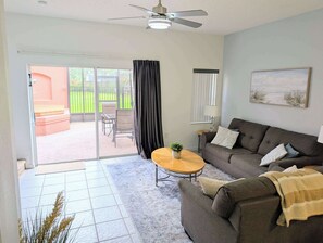 Townhome, Berbilang Katil, Patio, Garden View (Terra Verde Vacation Villa) | Ruang tamu | 40 inci televisyen dengan digital 