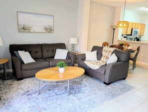 Townhome, Berbilang Katil, Patio, Garden View (Terra Verde Vacation Villa) | Ruang tamu | 40 inci televisyen dengan digital 