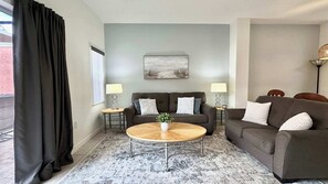 Townhome, Berbilang Katil, Patio, Garden View (Terra Verde Vacation Villa) | Ruang tamu | 40 inci televisyen dengan digital 