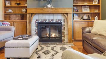 Appartement, meerdere bedden, balkon (Taneycomo Retreat) | Woonruimte | Een 42-inch flatscreentelevisie met digitale zenders