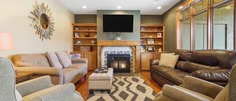 Condo, varias camas, balcón (Taneycomo Retreat) | Área de sala de estar | Televisión de pantalla plana de 42 pulgadas con canales digitales