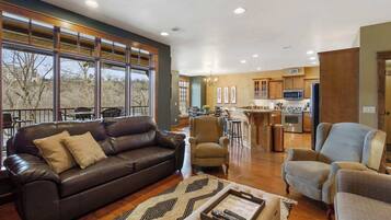 Appartement, meerdere bedden, balkon (Taneycomo Retreat) | Woonruimte | Een 42-inch flatscreentelevisie met digitale zenders