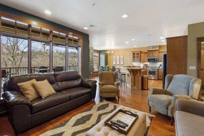 Appartement, meerdere bedden, balkon (Taneycomo Retreat) | Woonruimte | Een 42-inch flatscreentelevisie met digitale zenders