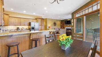Condo, Multiple Beds, Balcony (Taneycomo Retreat) | Dining