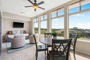 Condo, nhiều giường, ban công (Table Rock Overlook) | Khu ăn uống