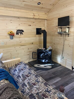 Smart TV, fireplace, DVD player - Cozy cabin with direct atv/snowmobile trail access (Abbot)