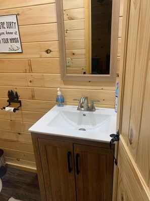 Shower, towels, toilet paper - Cozy cabin with direct atv/snowmobile trail access (Abbot)