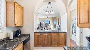 Apartment, Mehrere Betten, Balkon, Bergblick (Sunset Retreat) | Innenbereich