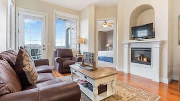 Appartement, meerdere bedden, balkon, uitzicht op bergen (Sunset Retreat) | Woonruimte | Een 42-inch flatscreentelevisie met digitale zenders