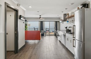 Casa, varias camas, cocina | Cocina privada | Frigorífico, microondas, horno y placa de cocina