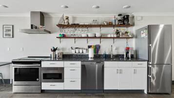 House, Multiple Beds, Kitchen | Private kitchen | Fridge, microwave, oven, stovetop