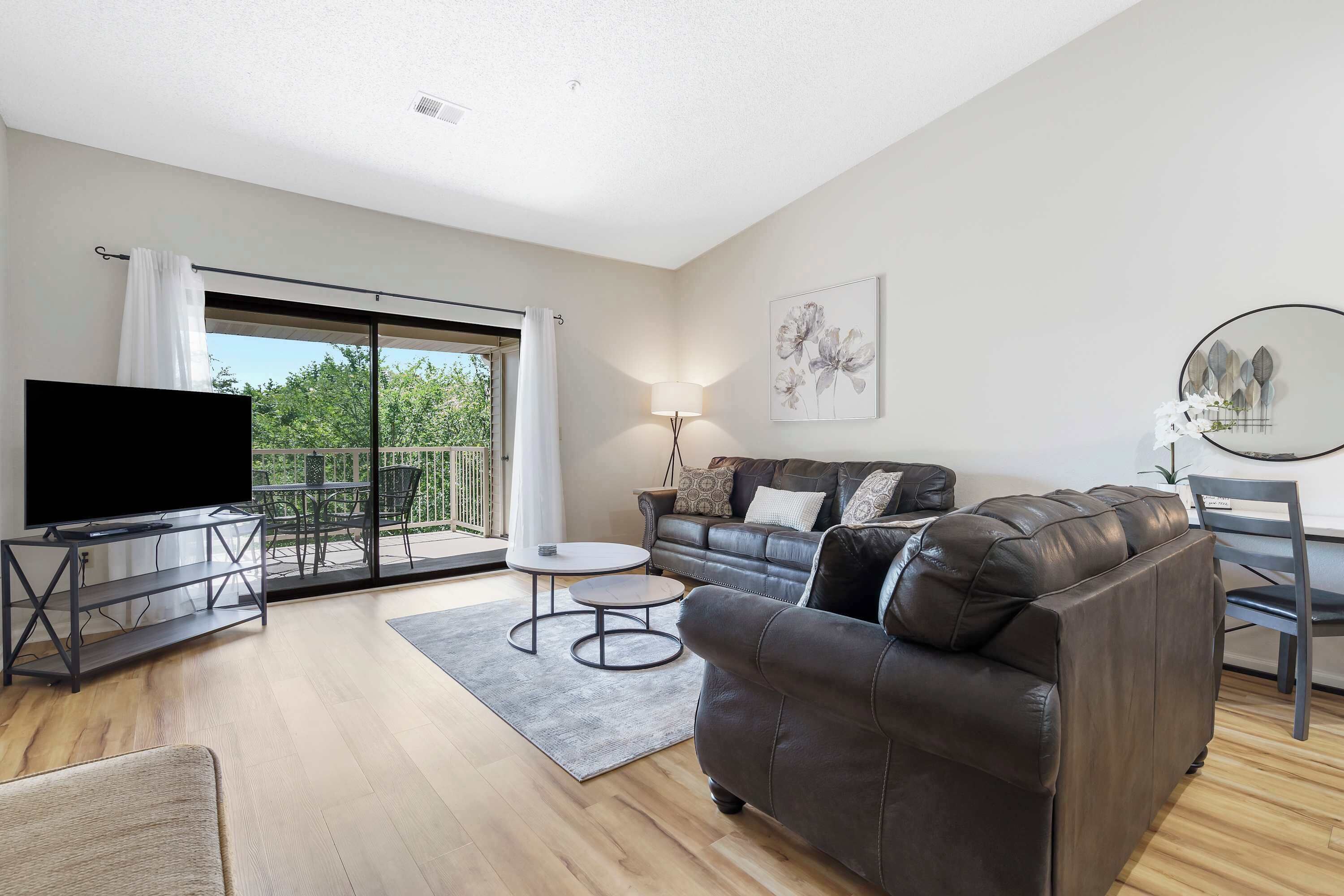 公寓客房, 多張床, 陽台, 花園景觀 (Skyline View at the Foothills) | 起居區 | 42-吋平面電視，提供數位頻道