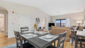 Kondominium, Beberapa Tempat Tidur, balkon, pemandangan kebun (Skyline View at the Foothills) | Tempat makan