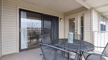 Kondominium, Beberapa Tempat Tidur, balkon, pemandangan kebun (Skyline View at the Foothills) | Tempat makan outdoor