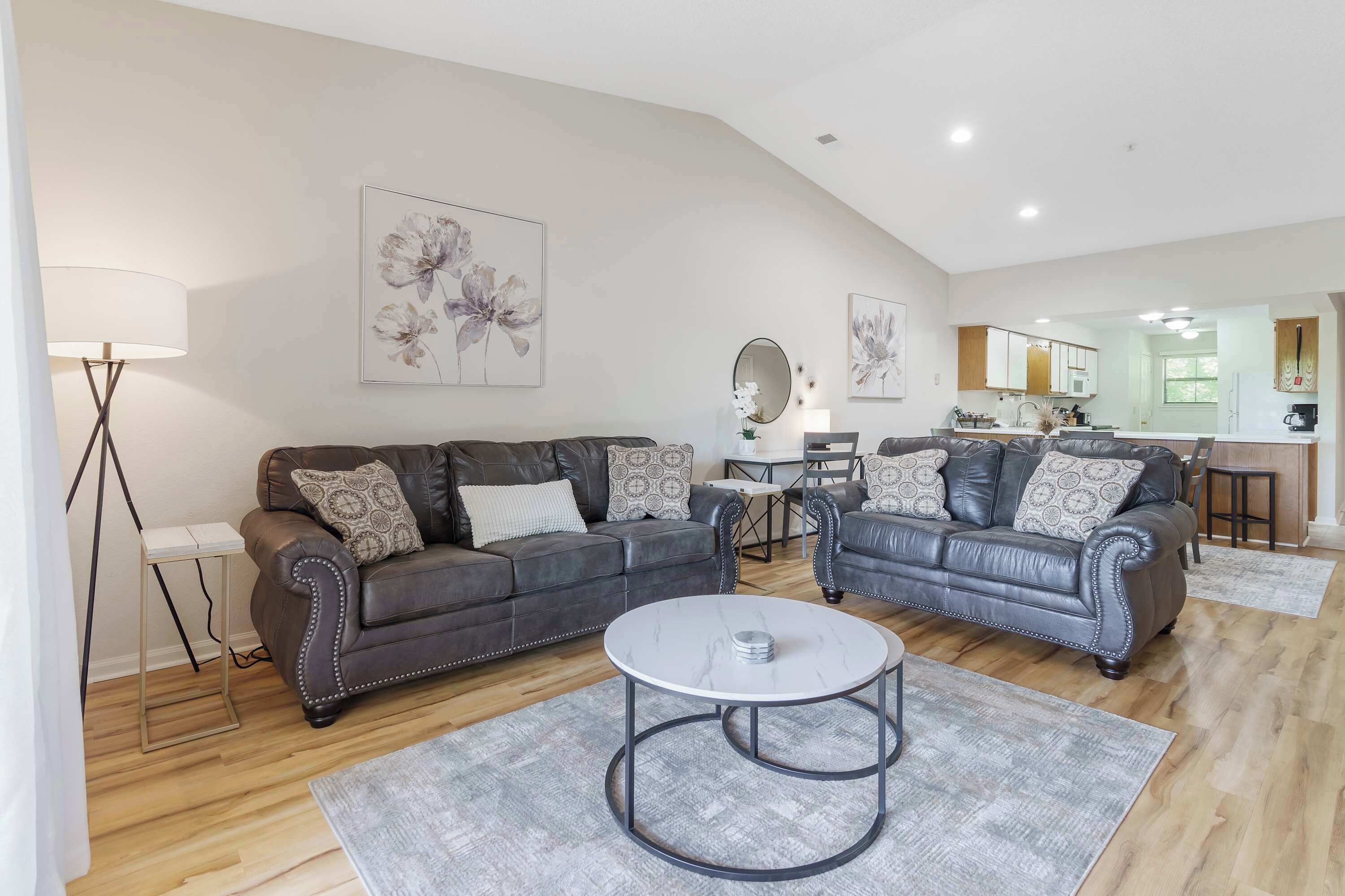 コンドミニアム ベッド (複数台) バルコニー ガーデンビュー (Skyline View at the Foothills) | リビング エリア | 42 インチの薄型テレビ (デジタル放送視聴可)