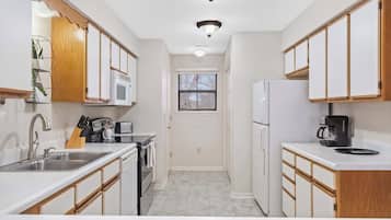 Kondominium, Beberapa Tempat Tidur, balkon, pemandangan kebun (Skyline View at the Foothills) | Dapur pribadi | Mesin pembuat kopi/teh