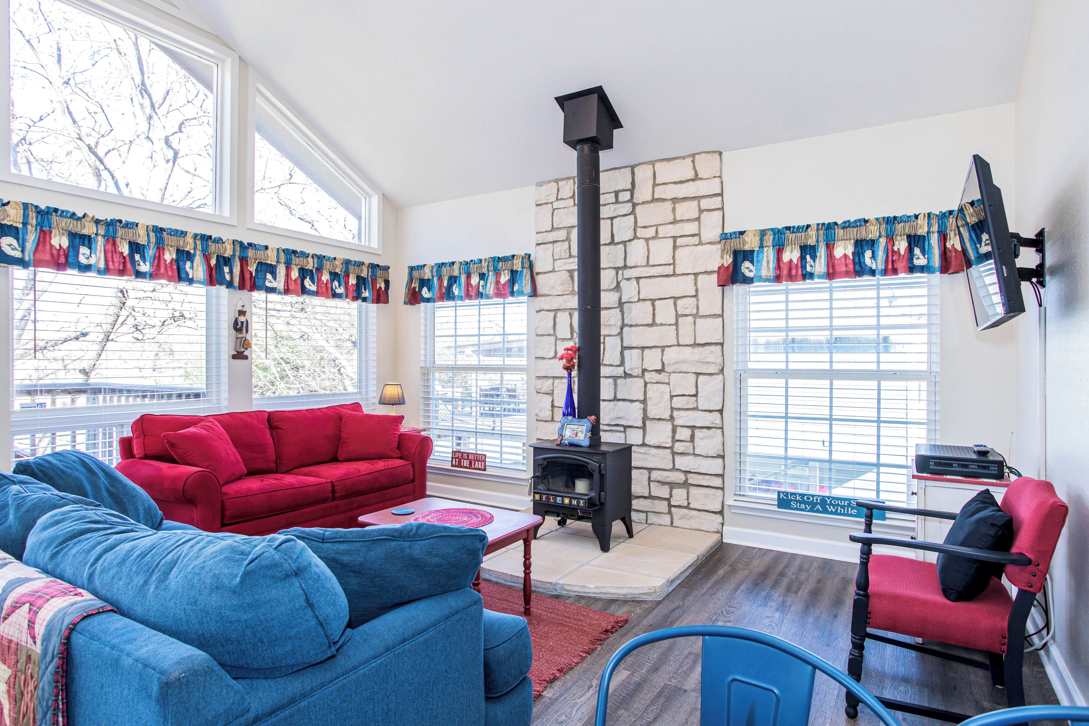 獨棟房屋, 多張床, 庭院 (Cozy Retreat on Lake LBJ) | 客廳 | 42-吋平面電視，提供數位頻道