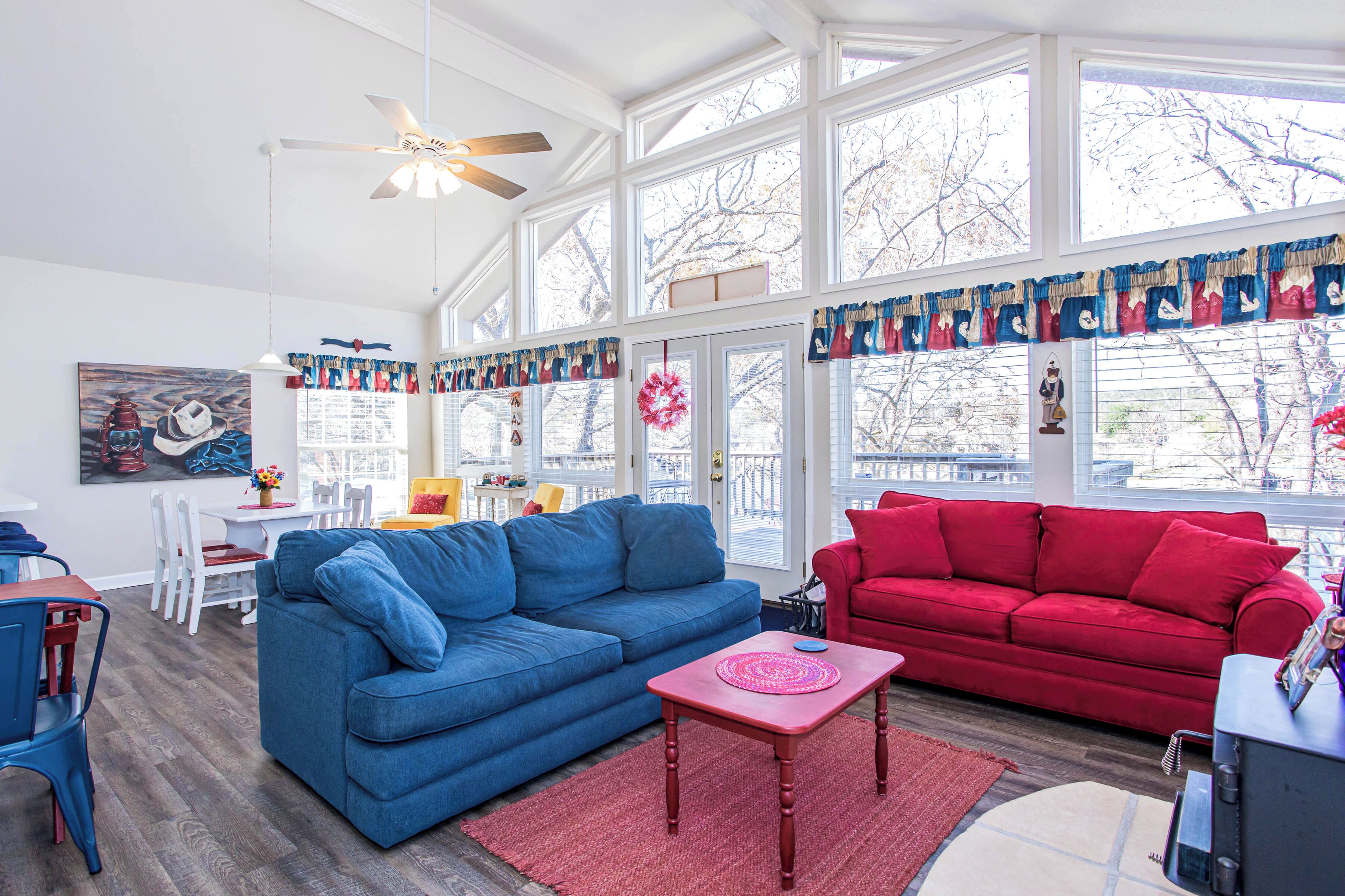 Rumah, Beberapa Tempat Tidur, patio (Cozy Retreat on Lake LBJ) | Ruang keluarga | Televisi layar datar 42-inci dengan saluran TV digital