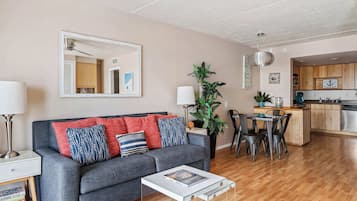 Studio Suite, Berbilang Katil, Balcony, Ocean View | Ruang tamu | 42 inci televisyen skrin rata dengan digital