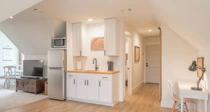 Scarlet Ridge Retreat - Near Wineries & DT Austin!