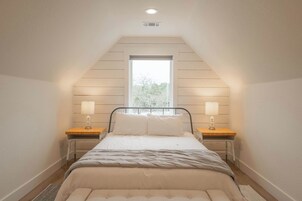 Studio-suite - 1 queensize-seng - udsigt til have (Scarlet Ridge Retreat) | 1 soveværelse, individuelt design, individuel indretning, skrivebord