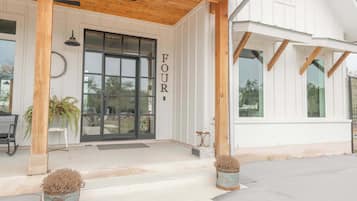 Studio Suite, 1 Queen Bed, Garden View (Scarlet Ridge Retreat) | Exterior detail