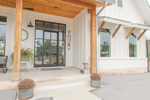 Studio Suite, 1 Queen Bed, Garden View (Scarlet Ridge Retreat) | Exterior detail