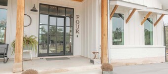 Scarlet Ridge Retreat - Near Wineries & DT Austin!