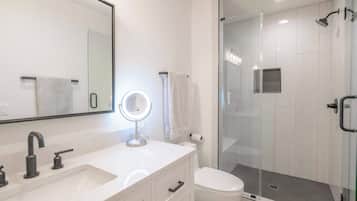Studio Suite, 1 Queen Bed, Garden View (Scarlet Ridge Retreat) | Bathroom | Shower, hair dryer, towels