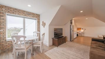 Studiosuite, 1 queensize-seng, hageutsikt (Scarlet Ridge Retreat) | Oppholdsområde | En 42-tommers Flatskjerm-TV med digitale kanaler samt TV