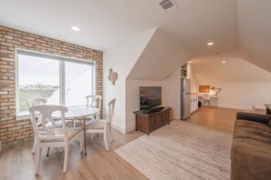 Studio Suite, 1 Queen Bed, Garden View (Scarlet Ridge Retreat) | Living area | 42-inch flat-screen TV with digital channels, TV