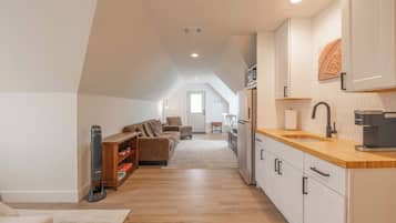 Studio Suite, 1 Queen Bed, Garden View (Scarlet Ridge Retreat) | Interior