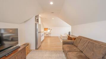 Studio Suite, 1 Queen Bed, Garden View (Scarlet Ridge Retreat) | Living area | 42-inch flat-screen TV with digital channels, TV