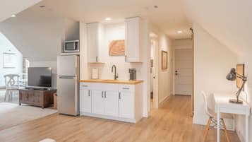 Studio Suite, 1 Queen Bed, Garden View (Scarlet Ridge Retreat) | Interior