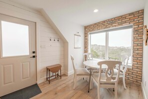 Studio Suite, 1 Queen Bed, Garden View (Scarlet Ridge Retreat) | Dining