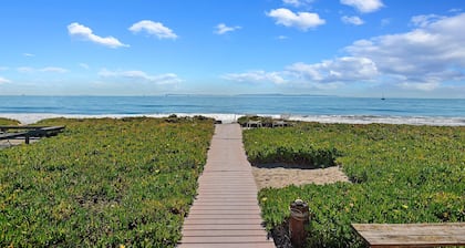 Garden Cottage - Miramar Beach With Shared Deck