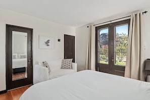 Huis, 1 queensize bed met slaapbank, terras, uitzicht op zee (Garden Cottage at Miramar Beach) | 1 slaapkamer, individueel gedecoreerd, individueel gemeubileerd