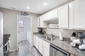 公寓客房, 多張床, 陽台, 花園景觀 (Rockwall Lodge) | 私人廚房 | 咖啡機/沖茶器