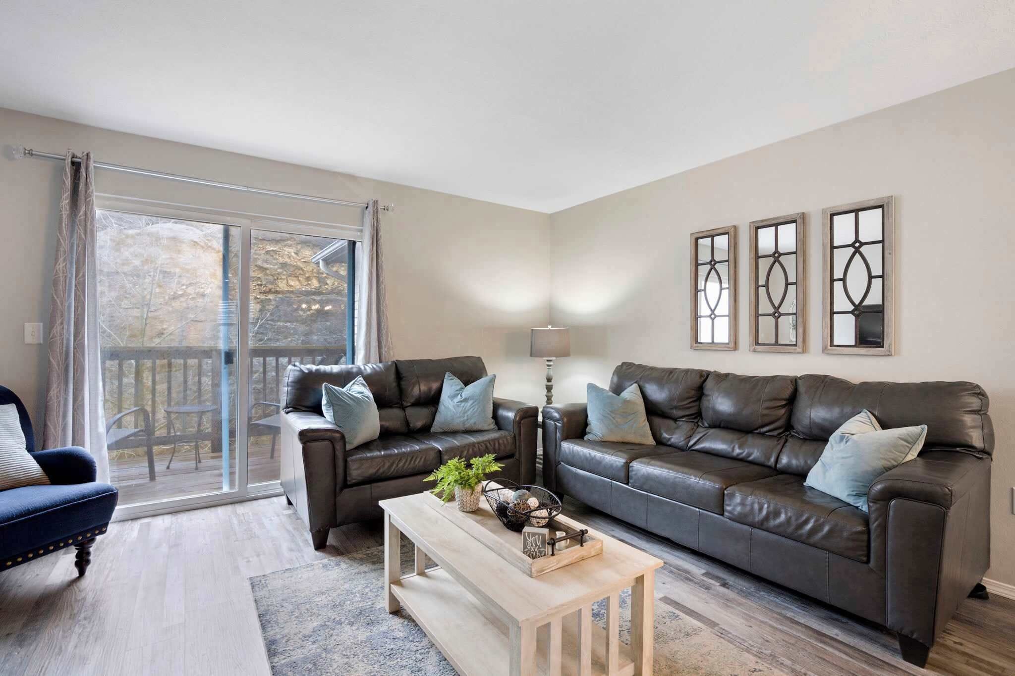 Apartment, Mehrere Betten, Balkon, Gartenblick (Rockwall Lodge) | Wohnbereich | 42-Zoll-Flachbildfernseher mit Digitalempfang