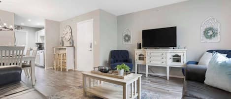 شقة - عدة أسرّة - بشرفة - منظر للحديقة (Rockwall Lodge) | منطقة المعيشة | تلفزيون بشاشة مسطحة بحجم 42-بوصة يعرض قنوات تلفزيونية رقمية