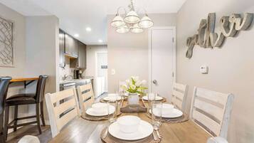 Kondominium, Beberapa Tempat Tidur, balkon, pemandangan kebun (Rockwall Cottage) | Tempat makan