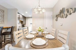 Condo, nhiều giường, ban công, quang cảnh vườn (Rockwall Cottage) | Khu ăn uống