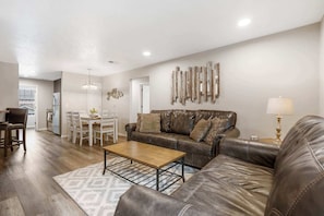 Condo, varias camas, balcón, vista al jardín (Rockwall Cottage) | Área de sala de estar | Televisión de pantalla plana de 42 pulgadas con canales digitales 